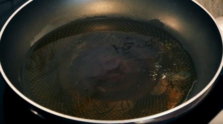 Heat the pan with olive oil.