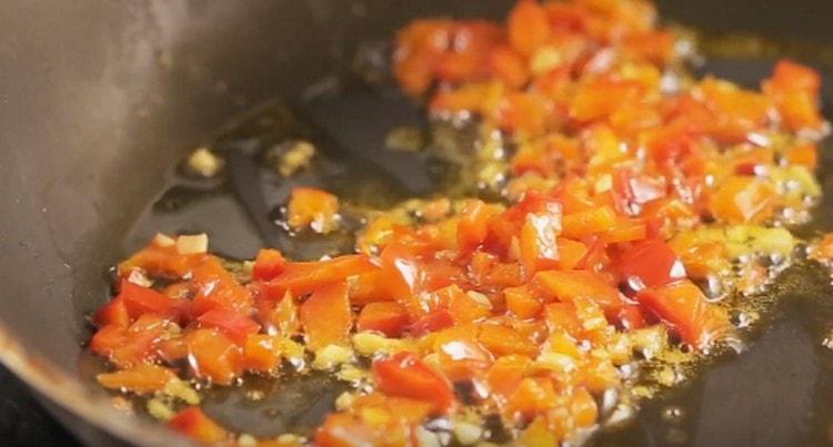 Fry pepper with garlic.