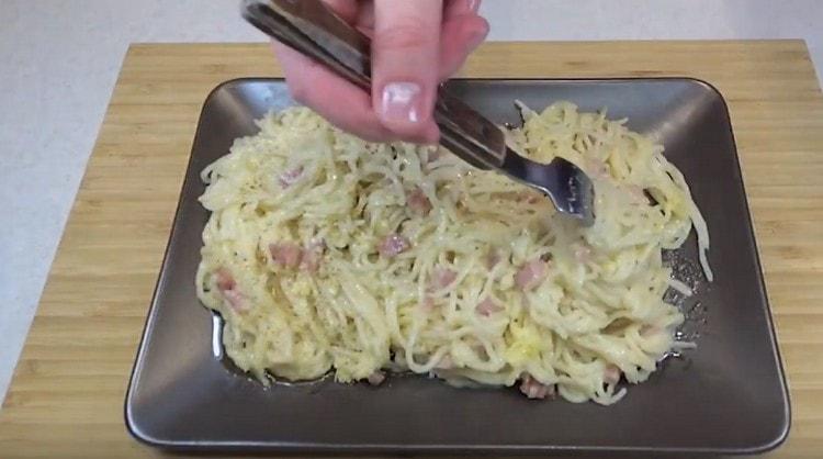 Pasta with bacon in a creamy sauce turns out to be very tasty and also hearty.