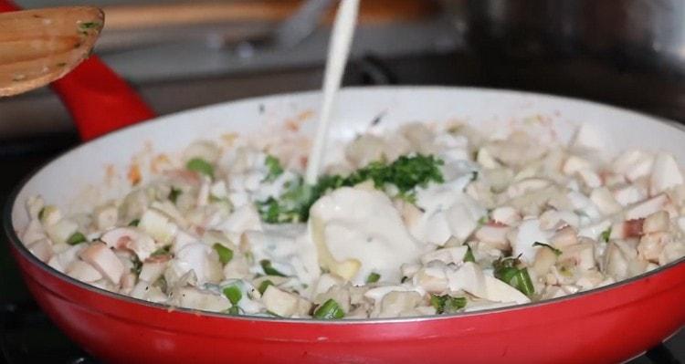 Fill the contents of the pan with cream.