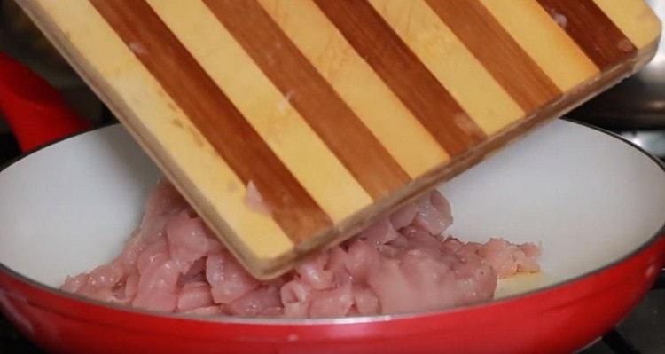 We send the turkey to the pan.