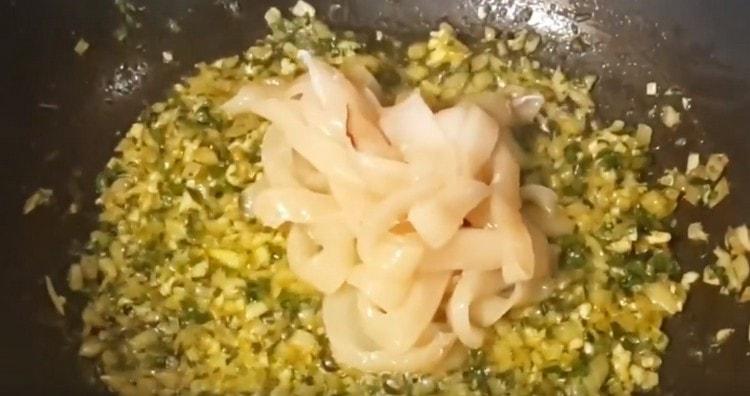 We spread the squid in the pan.