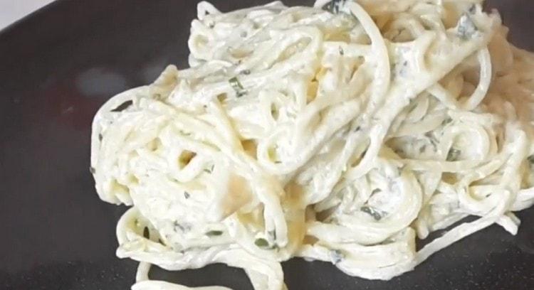 pasta with squid in a creamy sauce prepared according to this recipe will delight you with a pleasant aroma and wonderful taste.