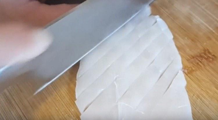 We clean the squids, wash them, cut them into strips.