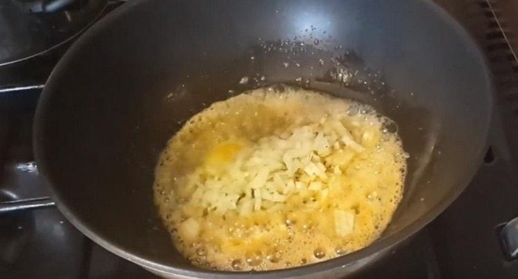 First, fry the onion in oil.