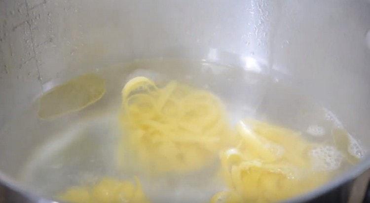 To prepare the noodles, prepare the ingredients