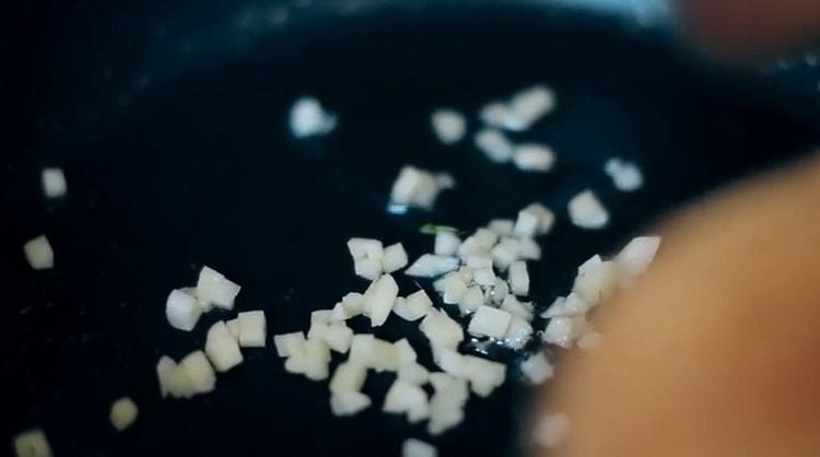 Toast, fry the garlic