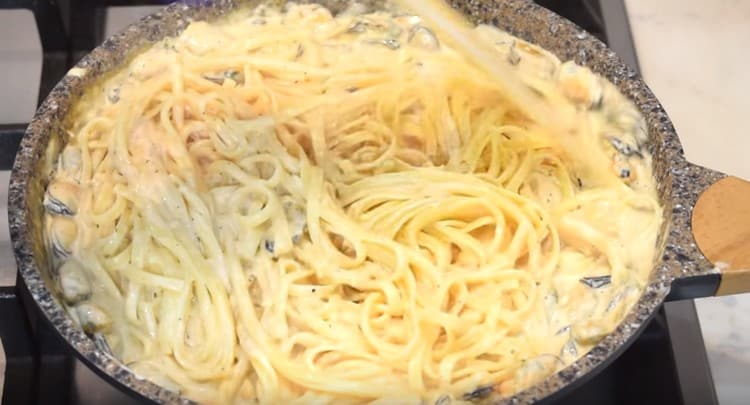 When the cream thickens, put the spaghetti in a pan, mix.