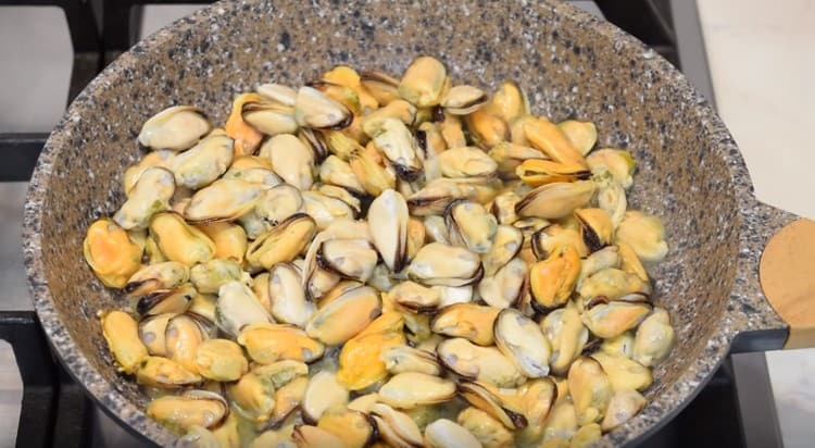 Spread the mussels in a preheated pan with vegetable oil.