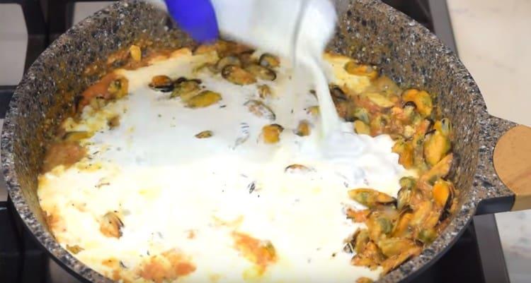 Add cream to the mussels.