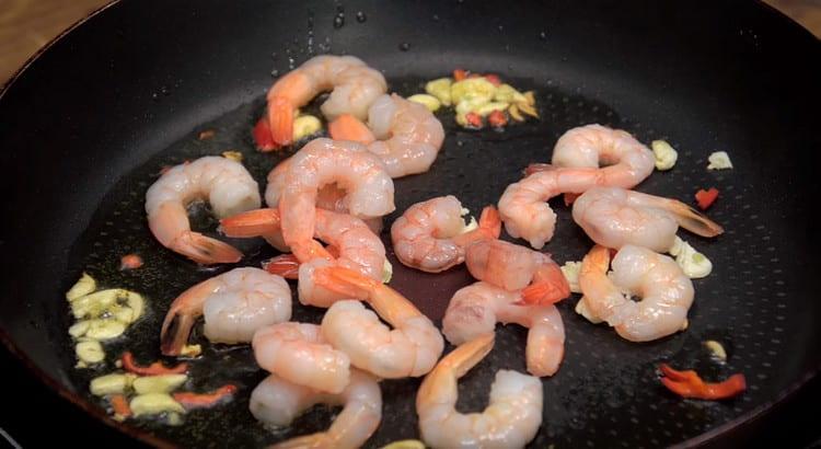 Spread the shrimp in a pan.