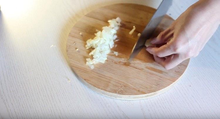 Grind onions and garlic.