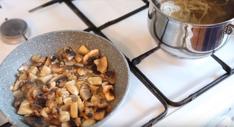 In parallel, we put the steamed pasta.