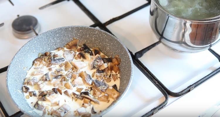 Add cream to the mushrooms.