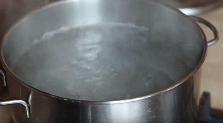 In a pan, bring to a boil water for cooking pasta.