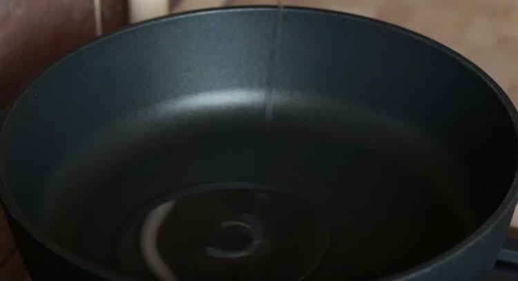 Heat the pan with vegetable oil.