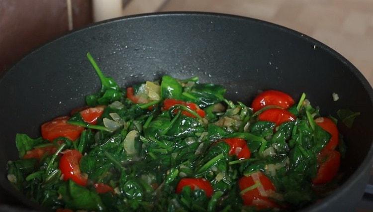 Next, add spinach to the pan, mix and turn off.