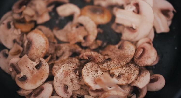 Separately, fry the mushrooms.