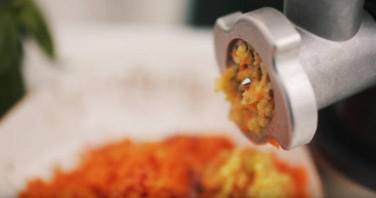 Pass the minced meat through a meat grinder. carrot.