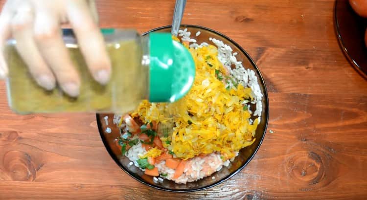 Add the fried vegetables to the filling, mix.