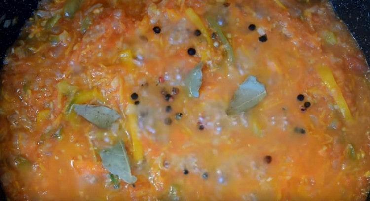 Add the tomato mass, peppercorns, salt, bay leaf.