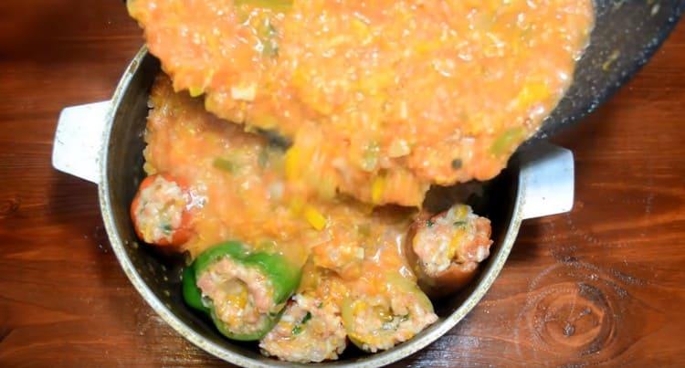 Pour the peppers with the cooked vegetable sauce.