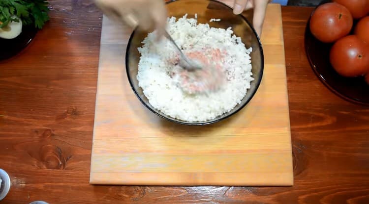 Salt and pepper the minced meat, mix.