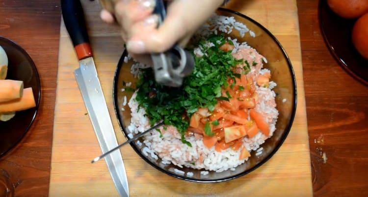 Add the chopped greens and garlic to the minced meat, chopped tomatoes in a small cube.
