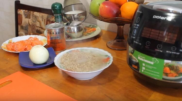 To begin with, we wash the barley with boiling water.