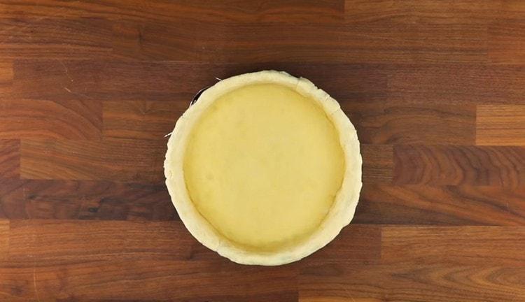 From the resulting layer we form the basis of the cake with the sides.