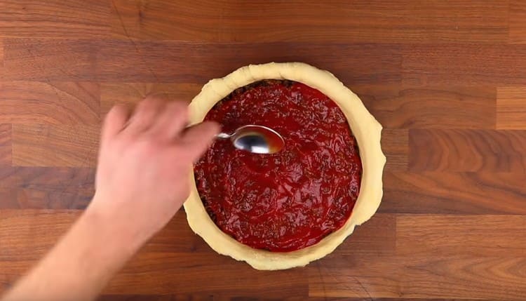 Cover the minced meat with tomato sauce.