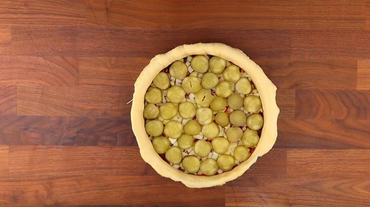 On top of the onion lay a layer of pickled cucumbers.