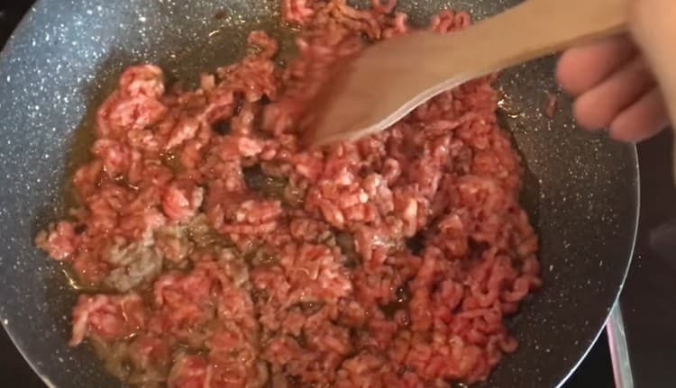 Fry minced meat in a pan.