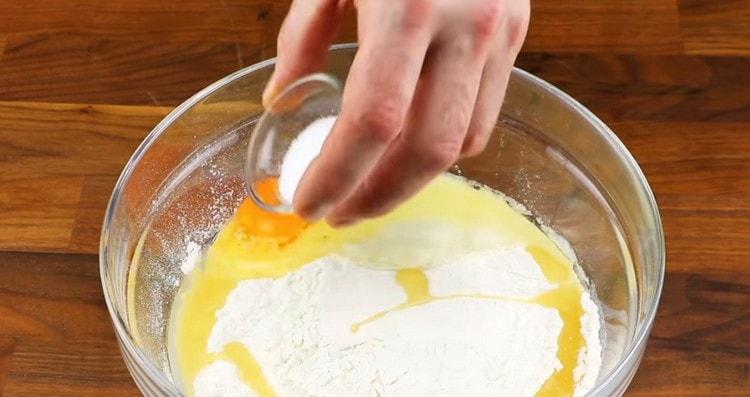 Pour flour into a bowl, add eggs, salt, sugar.
