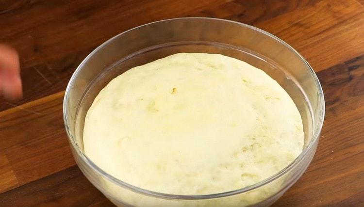 Leave the dough to rise.