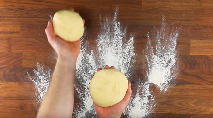 We divide the dough into parts: larger and smaller.