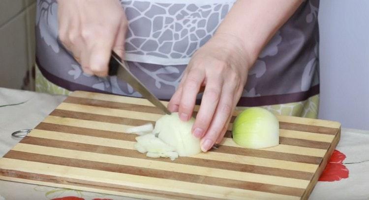 Finely chop the onion.