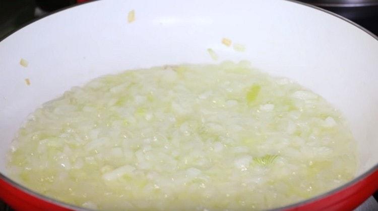 Fry the onion in a pan.