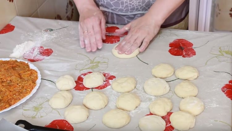 Divide the dough into portions.