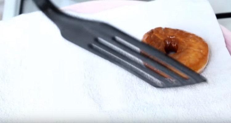 We transfer ready-made donuts to paper towels.
