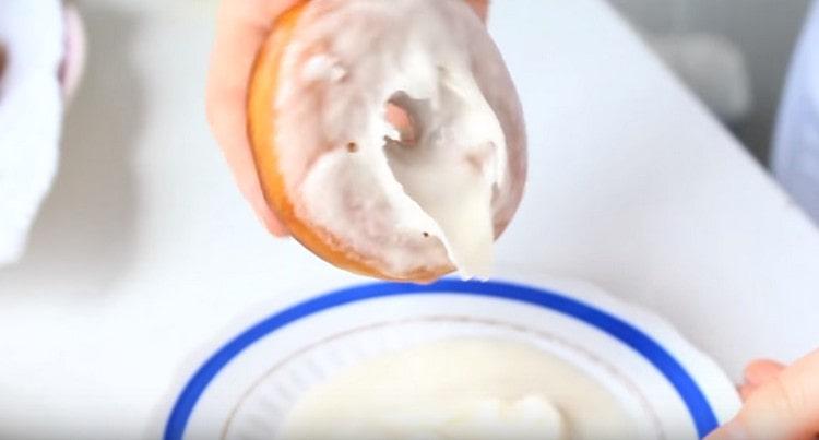 Dip the donuts in the icing.