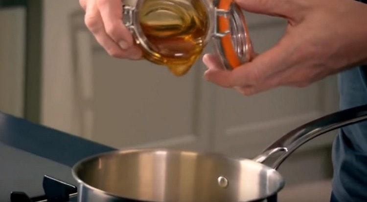 Heat the cream with honey.