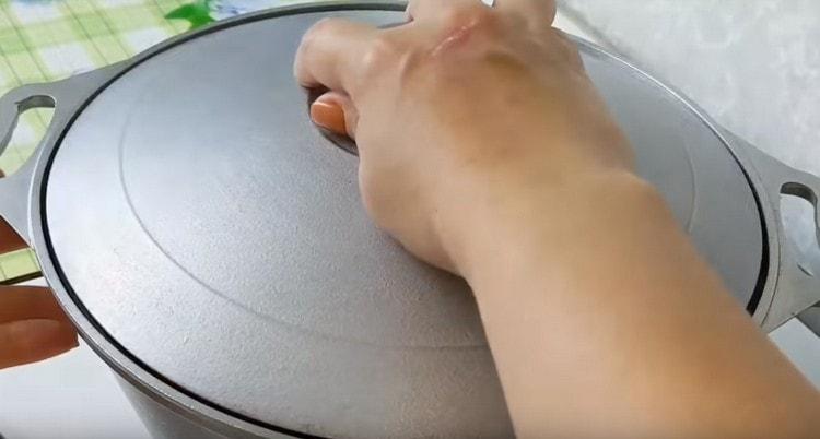 Stew the dish under the lid.