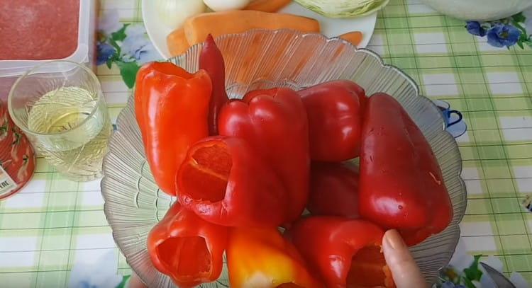 Remove the stalks and seeds from the pepper.