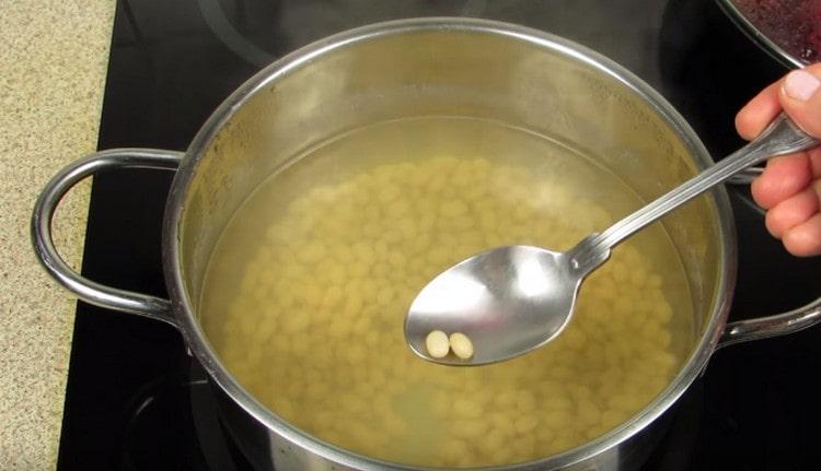 Drain the water from the beans, transfer it to the pan and cook.