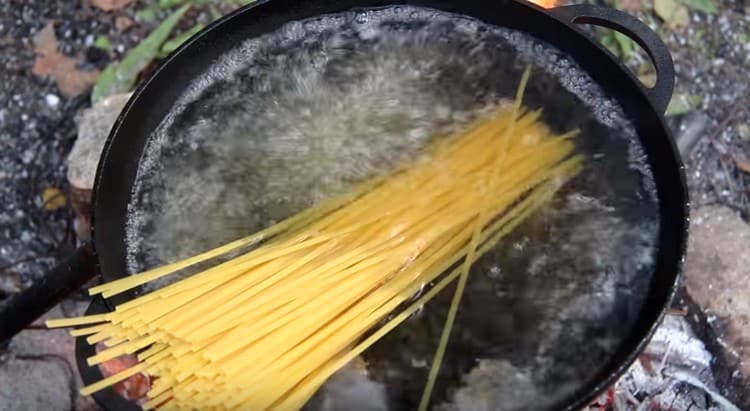 Cook wheat noodles.