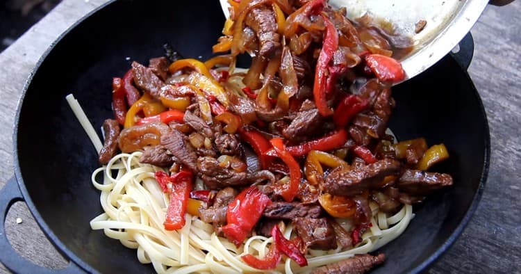 Combine the finished noodles with vegetables and meat.
