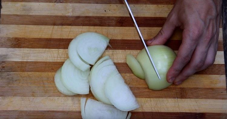 Cut the onion into half rings.