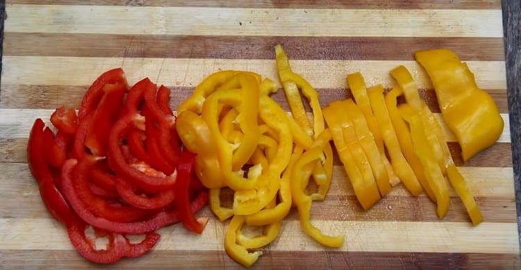 Strip the bell pepper in strips.