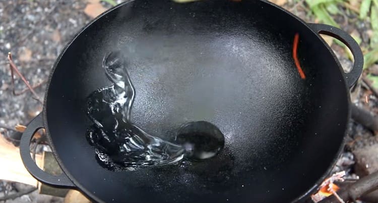 We heat the wok pan with vegetable oil.